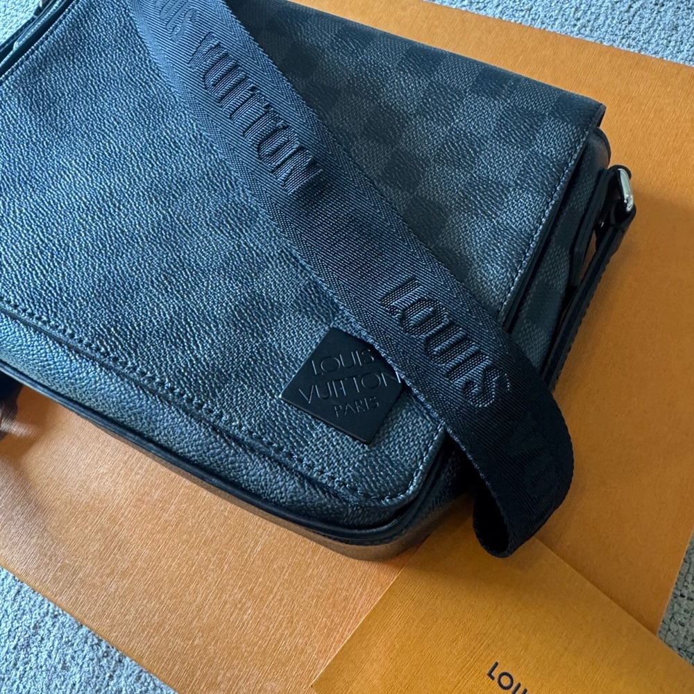 Louis Vuitton Black Messenger Bag with Damier Graphite Canvas - Picture 2 of 4